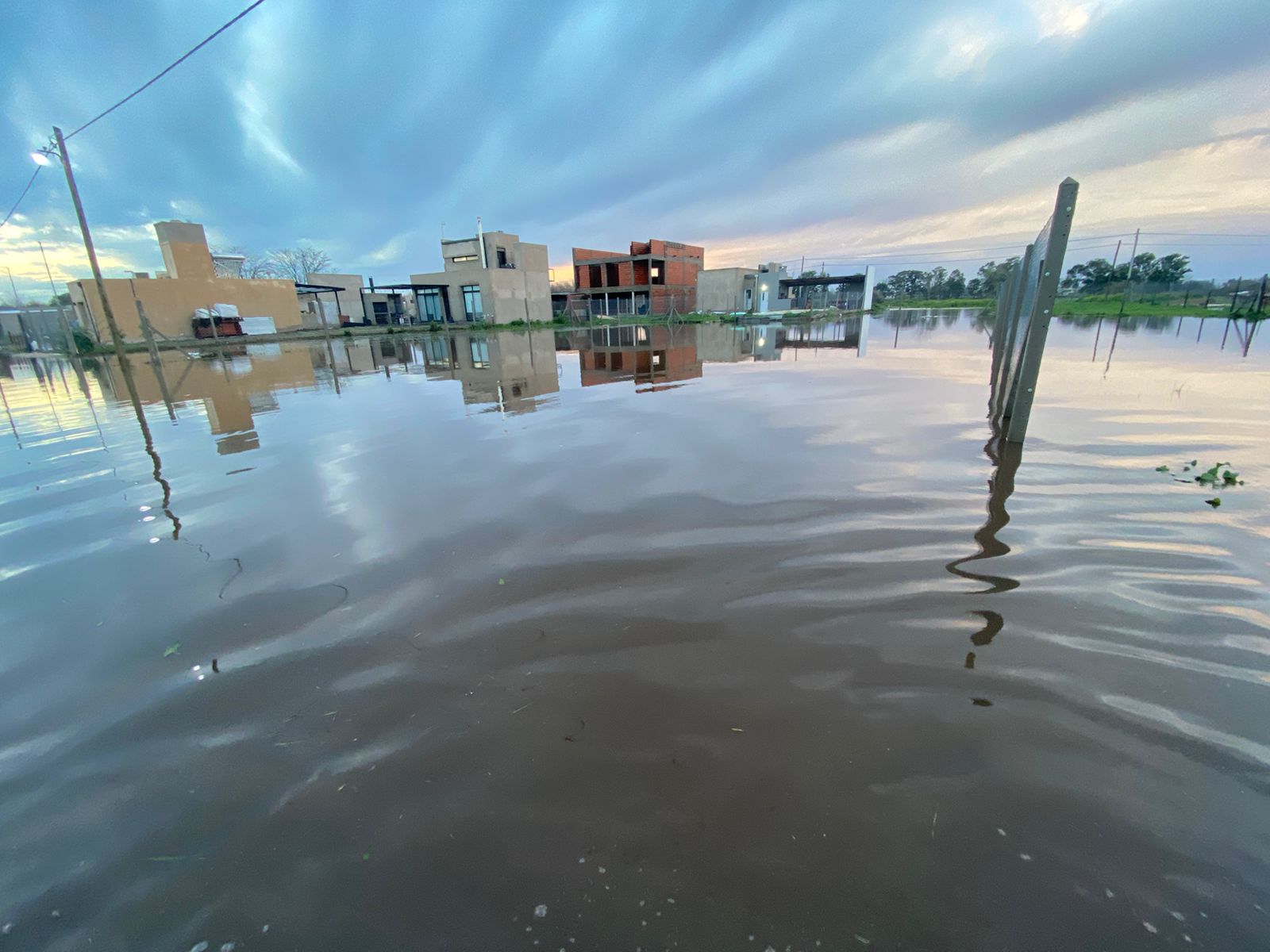 Más de mil familias estafadas por empresa urbanizadora reclaman soluciones al Municipio