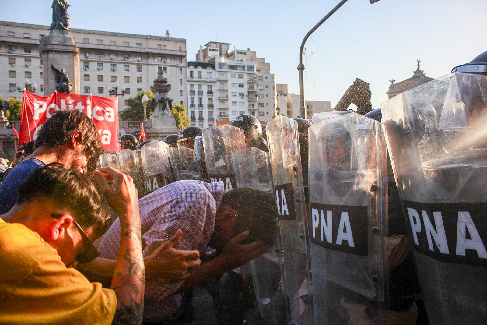 Nueva represión a manifestantes que reclamaban por alimentos