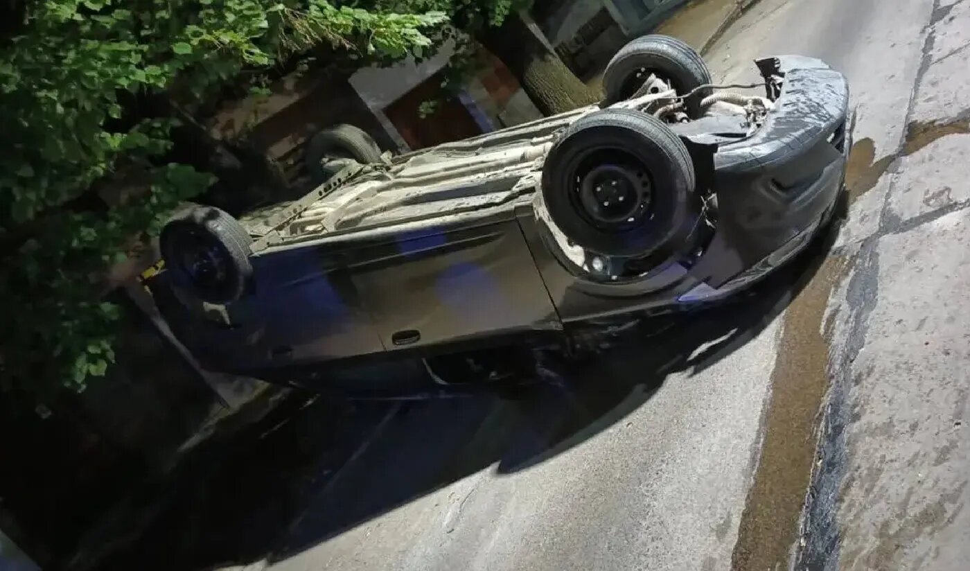 Un policía borracho chocó y volcó en La Loma