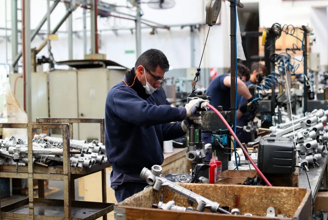 Argentina fue el país con mayor caída industrial en 2024