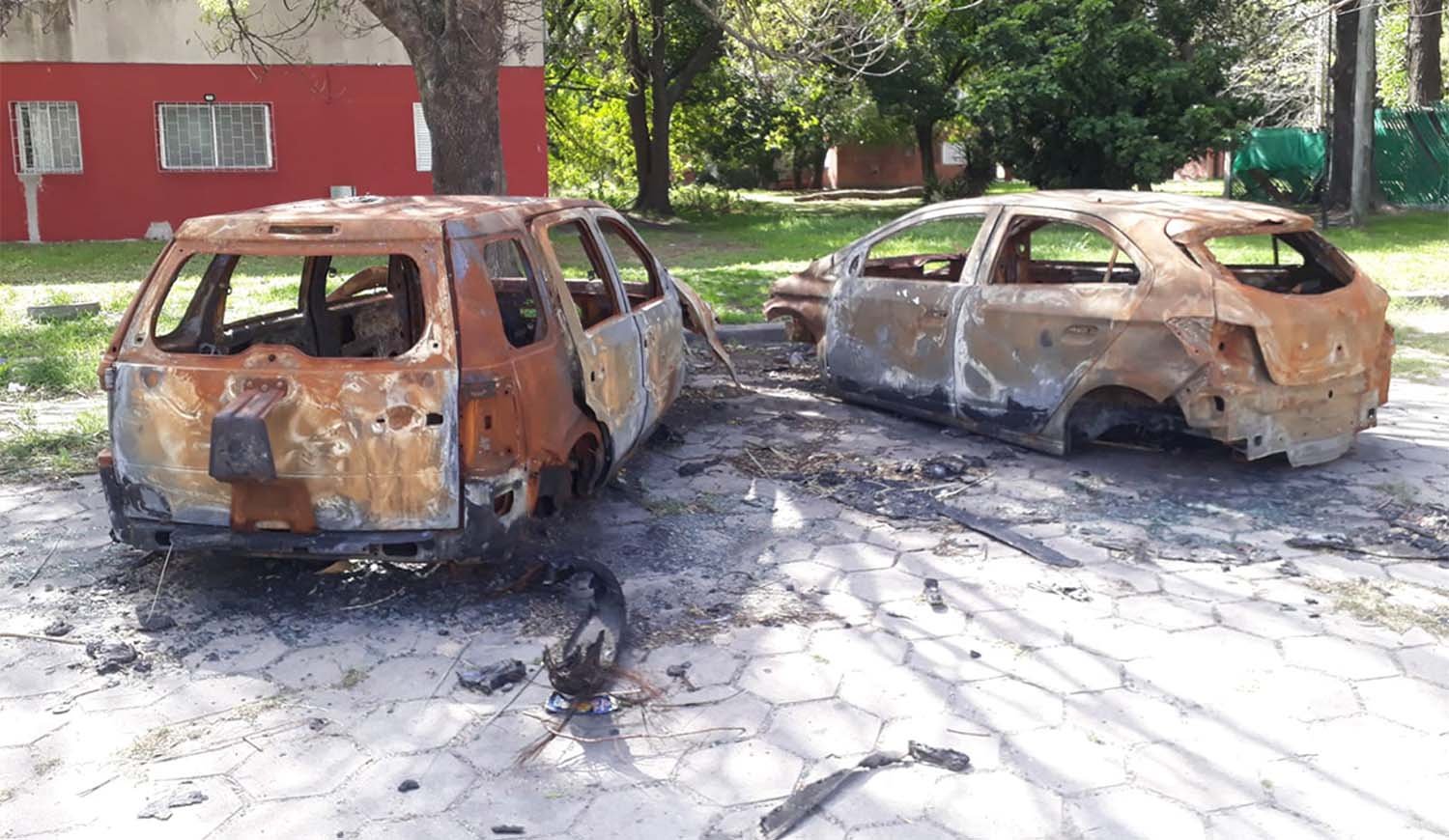 Preocupación por la enorme cantidad de autos quemados en La Plata