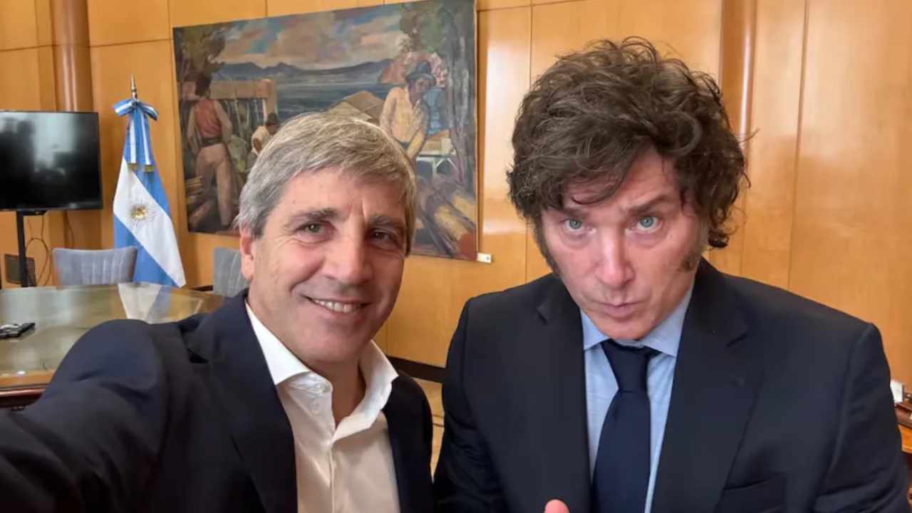 Denuncia penal contra Luis Caputo y Javier Milei por malversación de fondos