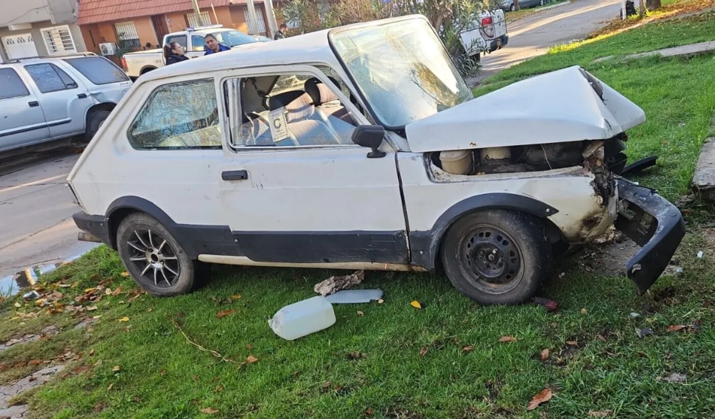 Ensenada: un Fiat 147 chocó contra una casa y uno de los ocupantes murió