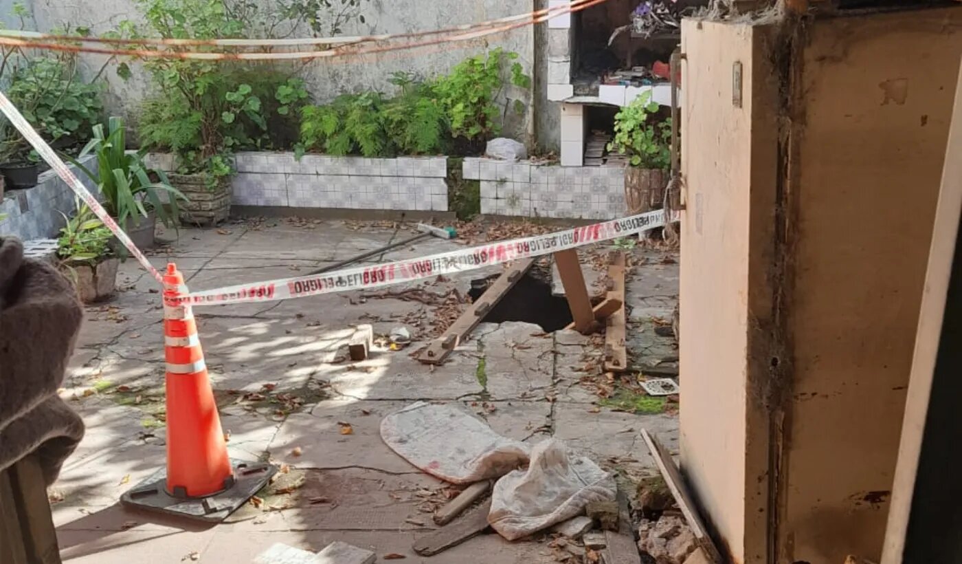 Se desmoronó el piso en una casa y una mujer murió en el pozo ciego