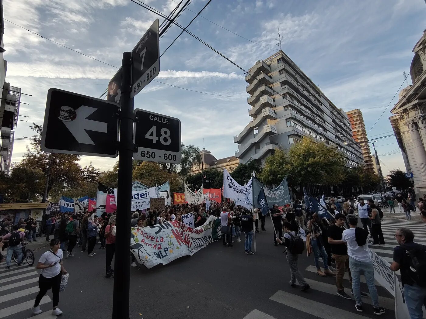 Masiva marcha de trabajadores universitarios en La Plata