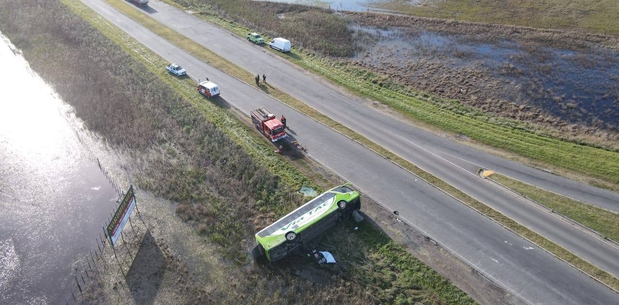 Un micro que venía hacia La Plata volcó y murieron cinco personas