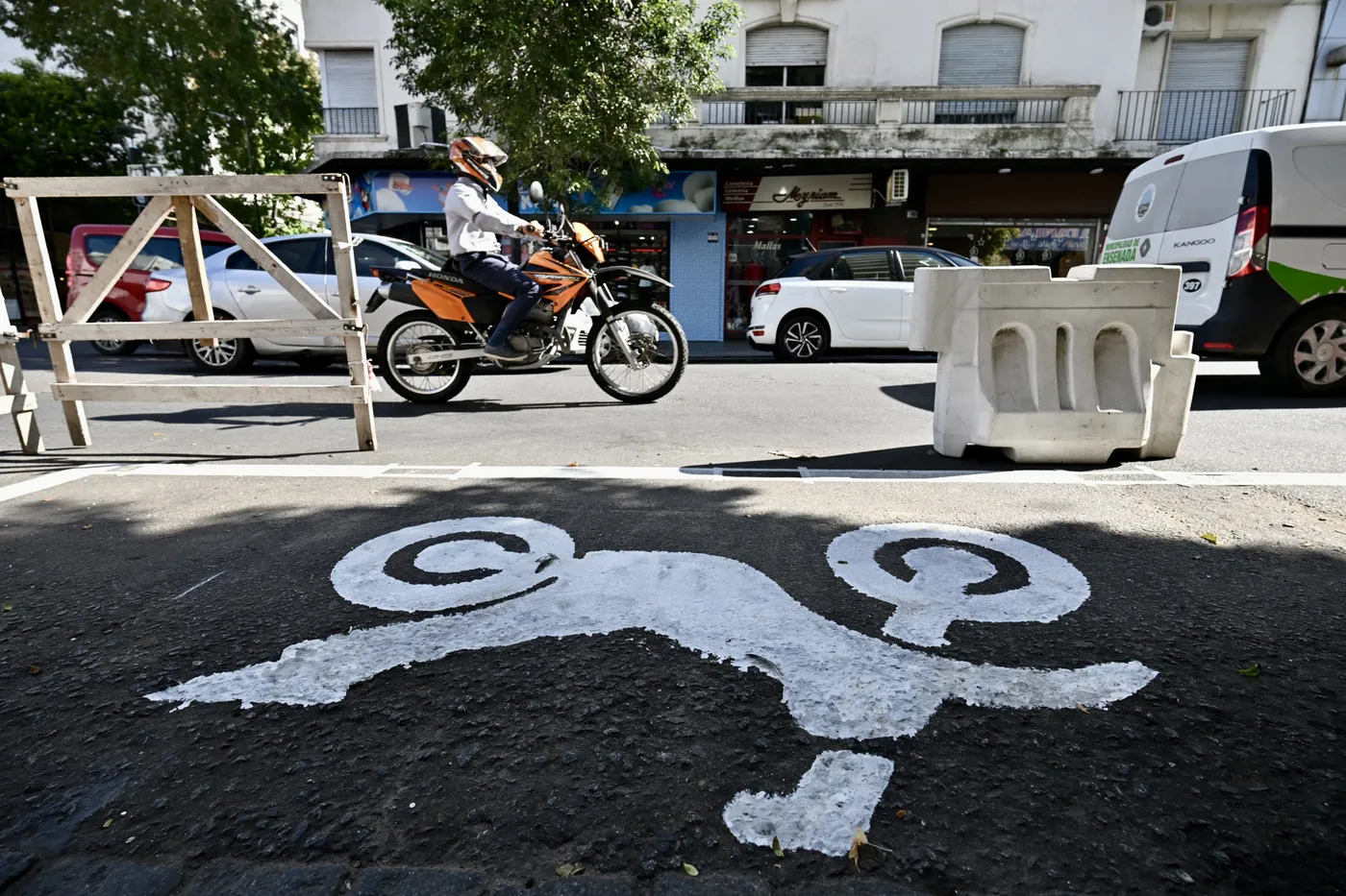 Prohíben estacionar motos en veredas y ya funcionan los nuevos espacios exclusivos