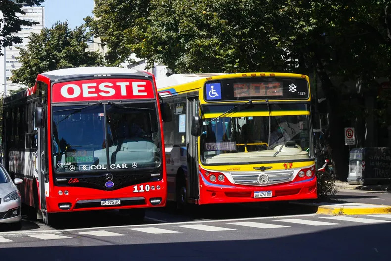 La UTA acordó un nuevo aumento y se desactivó el paro de micros