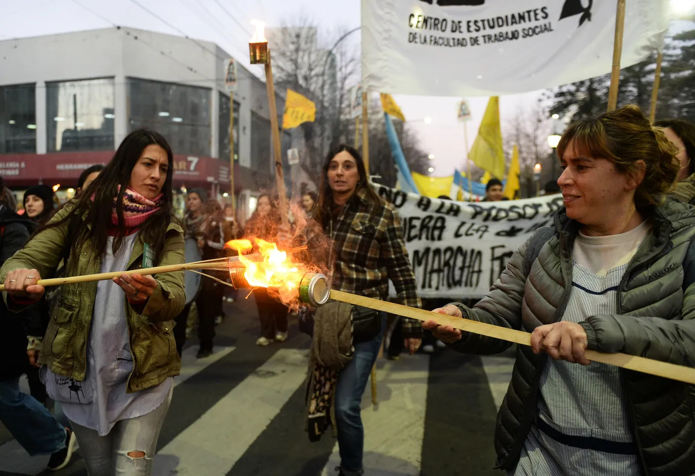 Marcha de antorchas: la comunidad universitaria marchó por el centro de La Plata