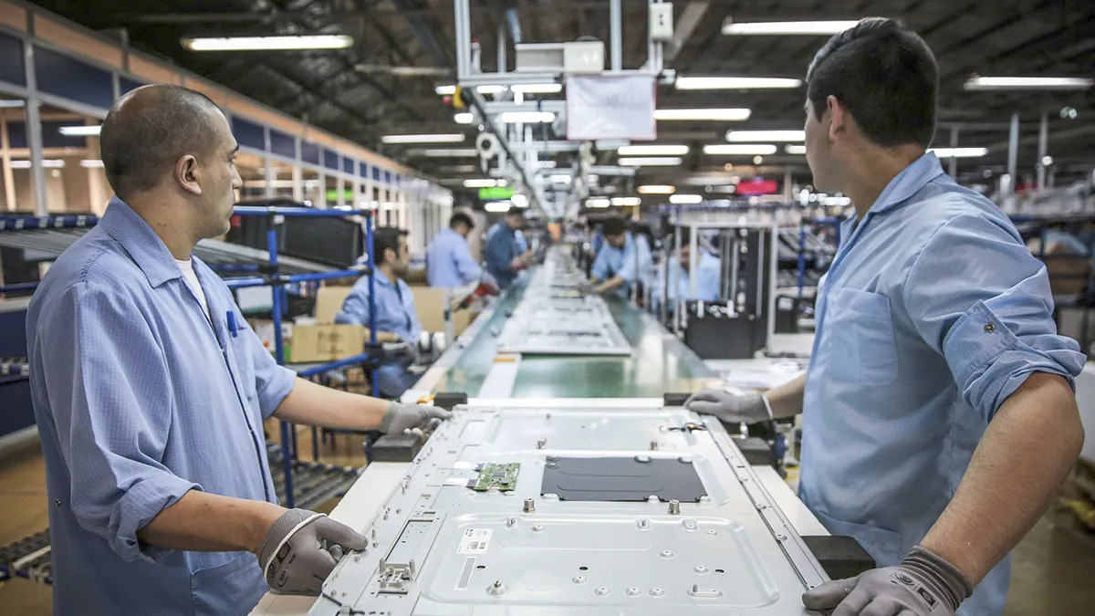 Los salarios privados registrados cayeron por tercer mes consecutivo