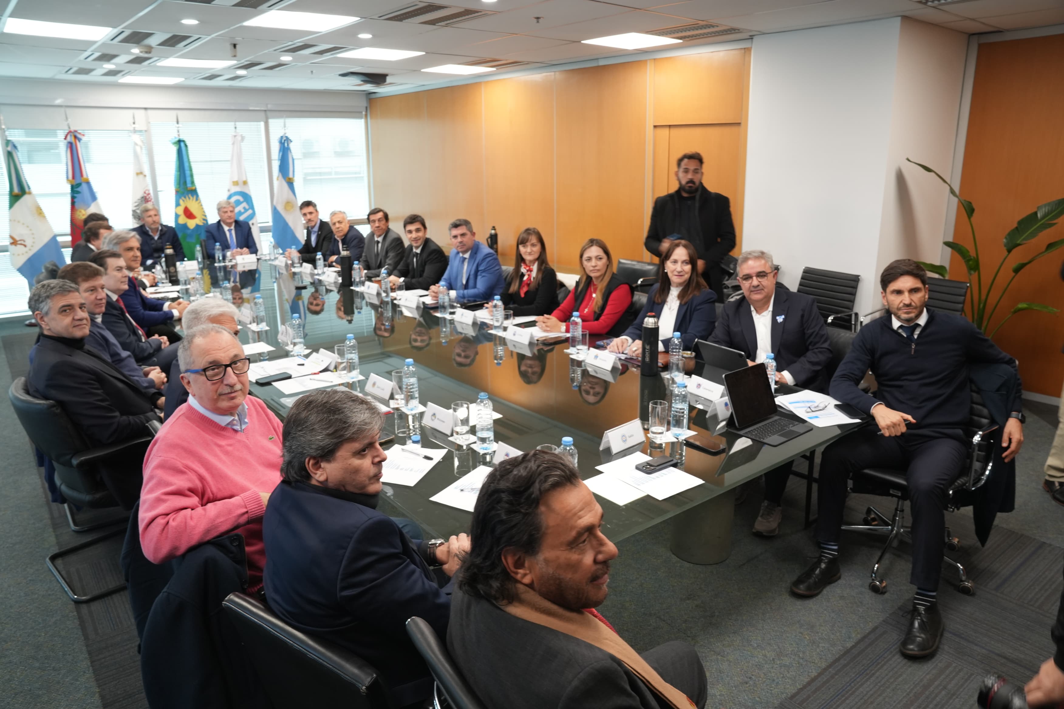 Todos los gobernadores presionan a Nación por la redistribución de fondos e impuestos