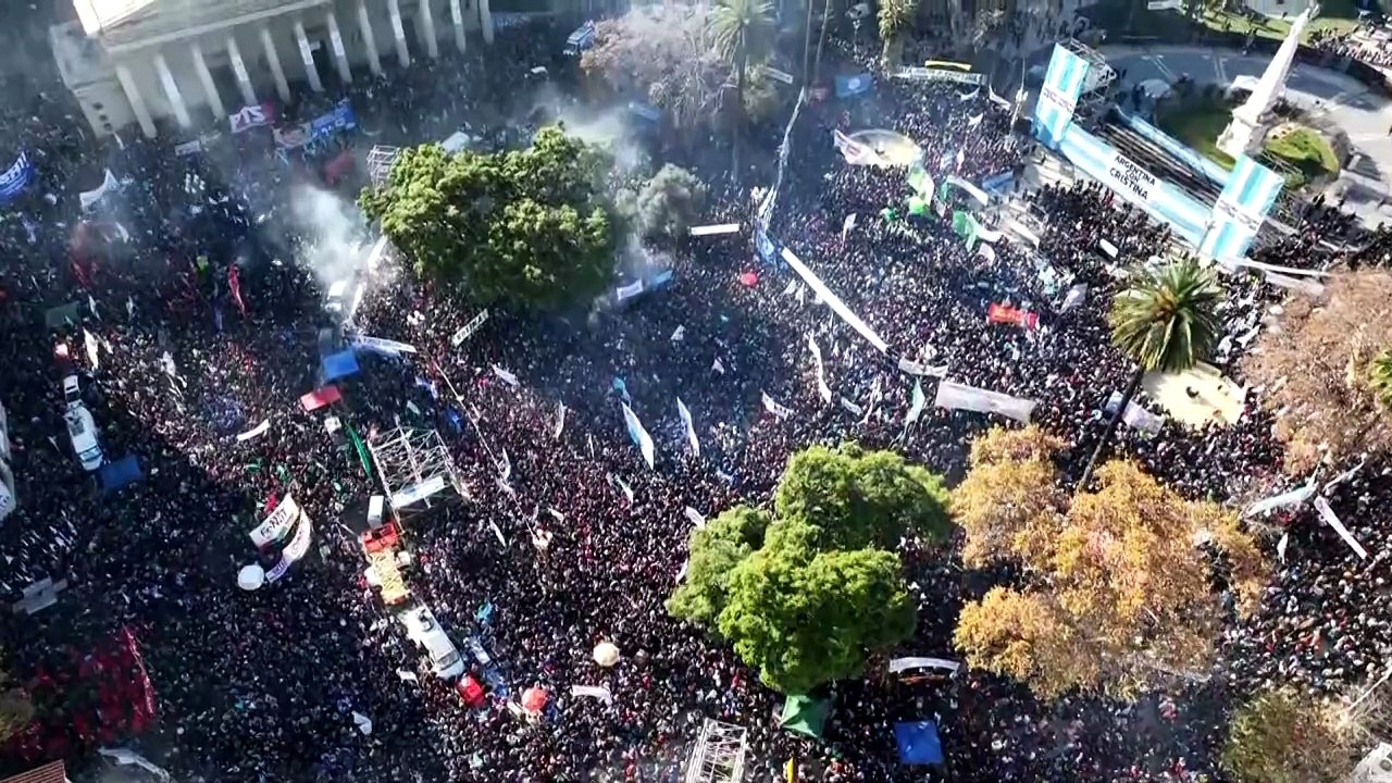 Cristina Kirchner habló ante una Plaza de Mayo explotada: «Vamos a volver»
